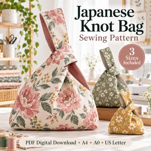 Könnte beinhalten: Ein Schnittmuster für eine japanische Knotentasche mit drei Taschen in verschiedenen Größen und Blumenmustern. Die größte Tasche hat rosa Blumen auf cremefarbenem Stoff, die mittlere ist grün mit weißen Blumen und die kleinste ist gelb mit weißen Gänseblümchen. Text: Japanese Knot Bag Sewing Pattern, 3 Sizes Included, PDF Digital Download, A4, A0, US Letter.