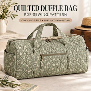 Könnte beinhalten: Eine gesteppte Reisetasche in Salbeigrün mit weißem Blumenmuster, ausgestattet mit zwei Tragegriffen, einer Reißverschlusstasche auf der Vorderseite und Seitentaschen. Der Text QUILTED DUFFLE BAG PDF SEWING PATTERN ONE LARGE SIZE INSTANT DOWNLOAD ist sichtbar.
