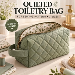 Peut inclure: Une trousse de toilette matelassée vert sauge avec une fermeture éclair et une poignée latérale. L'intérieur est doublé d'un tissu blanc à petit motif floral vert. Le texte sur l'image indique : QUILTED TOILETRY BAG, PDF SEWING PATTERN, 3 SIZES.