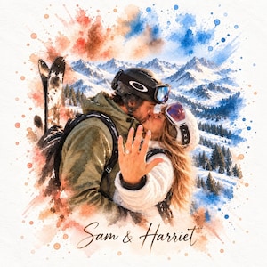 Könnte beinhalten: Eine Aquarellillustration von zwei Personen in Skiausrüstung, die sich vor einer Bergkulisse küssen. Eine Person trägt eine grüne Jacke und Helm, die andere ein weißes Fleece und Skibrille. Eine Hand zeigt einen Ring. Text Sam & Harriet unten.