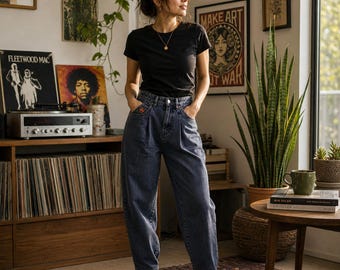 Jeans vintage Bugle Boy Goldcrest neri a pieghe, vita alta e affusolati, taglia 30, anni '90.