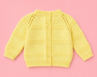 Cardigã infantil amarelo de tricô feito à mão com botões frontais e textura raglan, tamanho 12 meses.