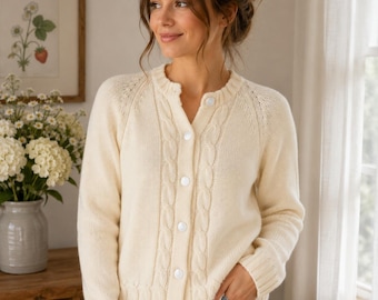 Kardigan w kolorze kremowym w stylu vintage, z dzianiny kablowej, zapinany z przodu na guziki, w rozmiarze M, z białym rękawem typu raglan