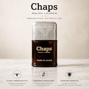 Op de afbeelding: Een bruine eau de cologne fles met een zilveren dop met een stierenontwerp. De fles is voorzien van het label "Chaps" van Ralph Lauren, met de tekst "Cologne 1.8 fl. oz./55 ml." De afbeelding bevat ook tekst over de stijl en kenmerken van de geur.