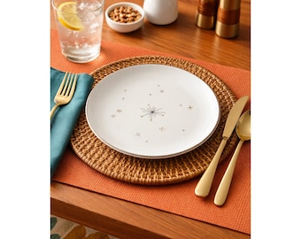 Platos llanos Evening Star de Syracuse China, diseño Atomic Starburst, estilo MCM, color blanco con borde plateado.