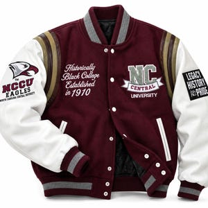以下が含まれることがあります： NCCUイーグルスのロゴ、Historically Black College Established in 1910の文字、NC Central Universityの刺繍が施された、マルーンと白のバーシティジャケット。袖は白で茶色のアクセントがあり、袖口はグレーとマルーンのストライプ柄です。