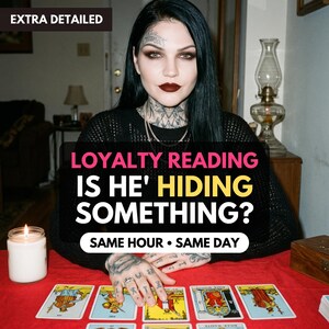 Puede incluir: Una persona con cabello oscuro y tatuajes sentada ante una mesa roja con cartas de tarot, una vela encendida y una caja de madera. El texto superpuesto dice: EXTRA DETAILED, LOYALTY READING IS HE' HIDING SOMETHING?, SAME HOUR • SAME DAY.
