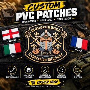 Peut inclure: Écussons en PVC personnalisés avec un bouclier central orné d'un casque de chevalier, d'épées croisées et de fleurs de lys. Le texte indique 'mauseuuugee', 'LTF 63' et 'Expression Médiévale'. Des écussons rectangulaires montrent les drapeaux.