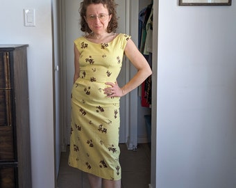 1950s Novelty Print Wiggle Dress. Yellow Nautical Fish Dress.