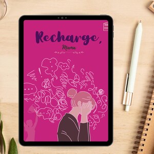 Op de afbeelding: Een tablet met een magentakleurig scherm met de tekst "Recharge, Mama" boven een lijntekening van een persoon met het hoofd in de handen, omringd door abstracte lijnen en tekstballonnen, met een klein menupictogram in de rechterbovenhoek.