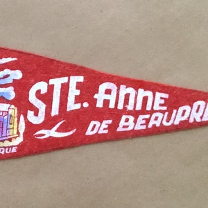 Vintage &#39;Ste Anne de Beaupre, Basilique Basilica&#39; Canada Quebec Mini Souvenir Travel Pennant