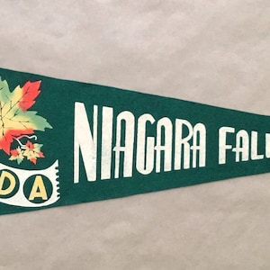 Vintage &#39;Niagara Falls Canada&#39; Souvenir Collectible Travel Pennant