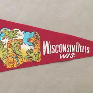 Vintage &#39;Wisconsin Dells WIS&#39; Stand Rock WI USA Mini Travel Pennant