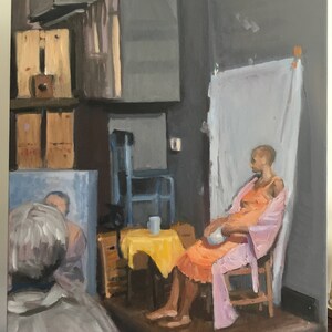 Puede incluir: Una pintura de una persona sentada en una silla con una bata rosa y un vestido naranja. La persona est&aacute; sentada frente a una s&aacute;bana blanca y una mesa con un mantel amarillo. Hay una taza en la mesa. La pintura est&aacute; ambientada en una habitaci&oacute;n con cajas de madera y una silla en el fondo.