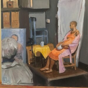 Puede incluir: Una pintura de una persona sentada en una silla en una habitaci&oacute;n con un mantel amarillo sobre una mesa. La persona lleva una bata rosa y un vestido naranja. Hay una s&aacute;bana blanca detr&aacute;s de la persona.