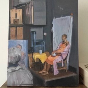 Puede incluir: Una pintura de una persona sentada en una silla en una habitaci&oacute;n con una mesa amarilla y una s&aacute;bana blanca en el fondo. La persona lleva una bata rosa y un vestido naranja.