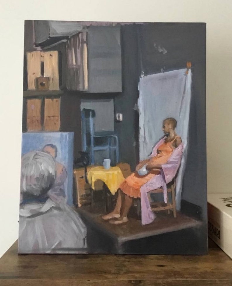 Puede incluir: Una pintura de una persona sentada en una silla en una habitaci&oacute;n con una mesa amarilla y una s&aacute;bana blanca en el fondo. La persona lleva una bata rosa y un vestido naranja.