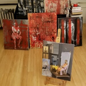 Puede incluir: Una colecci&oacute;n de seis pinturas sobre lienzo, algunas con dise&ntilde;os abstractos y otras con temas figurativos. Las pinturas se exhiben en un suelo de madera y una est&aacute; en un caballete.