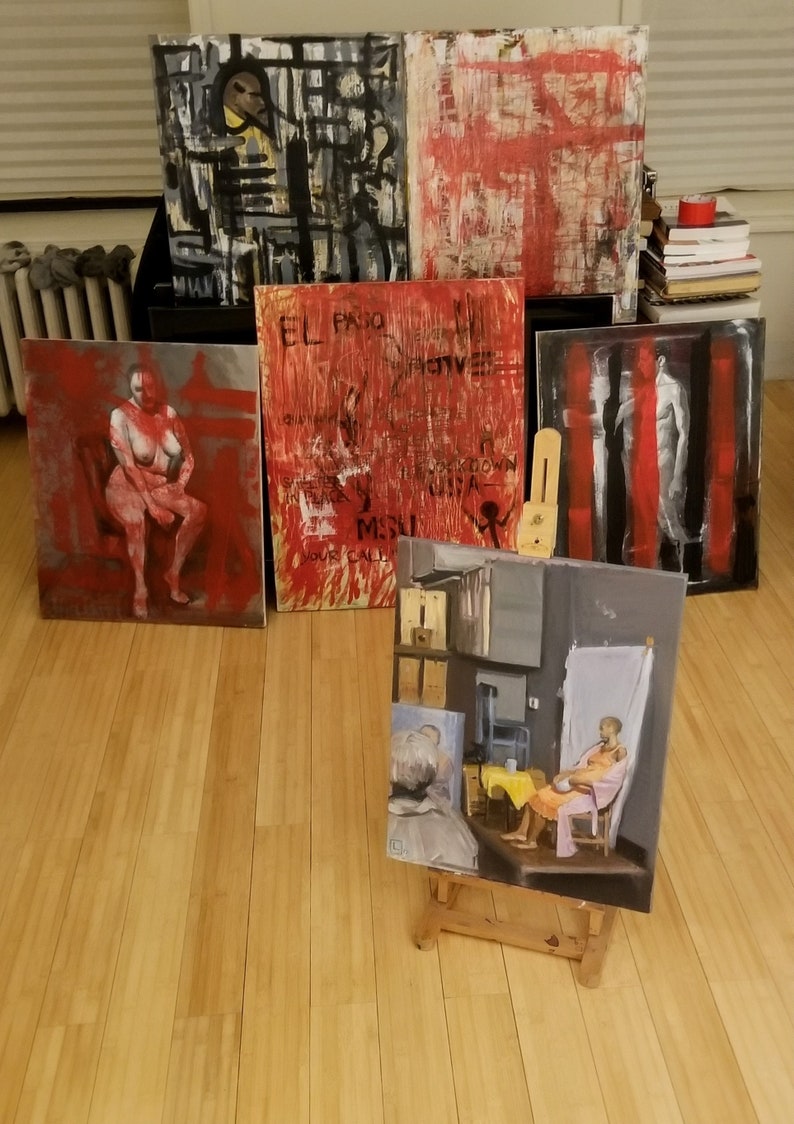 Puede incluir: Una colecci&oacute;n de seis pinturas sobre lienzo, algunas con dise&ntilde;os abstractos y otras con temas figurativos. Las pinturas se exhiben en un suelo de madera y una est&aacute; en un caballete.