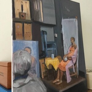 Puede incluir: Una pintura que representa una escena con una persona sentada en una silla en una habitaci&oacute;n con un mantel amarillo sobre una mesa, una silla azul y una persona de pie en el fondo.
