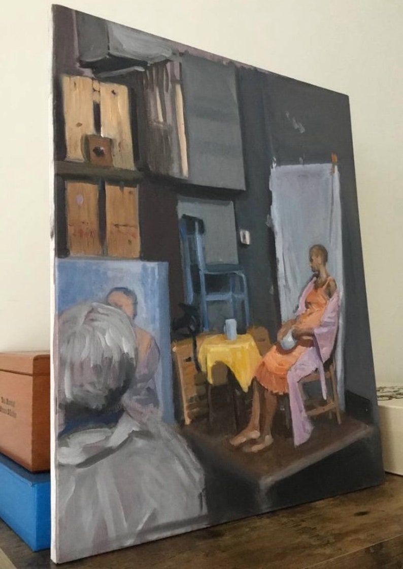 Puede incluir: Una pintura que representa una escena con una persona sentada en una silla en una habitaci&oacute;n con un mantel amarillo sobre una mesa, una silla azul y una persona de pie en el fondo.