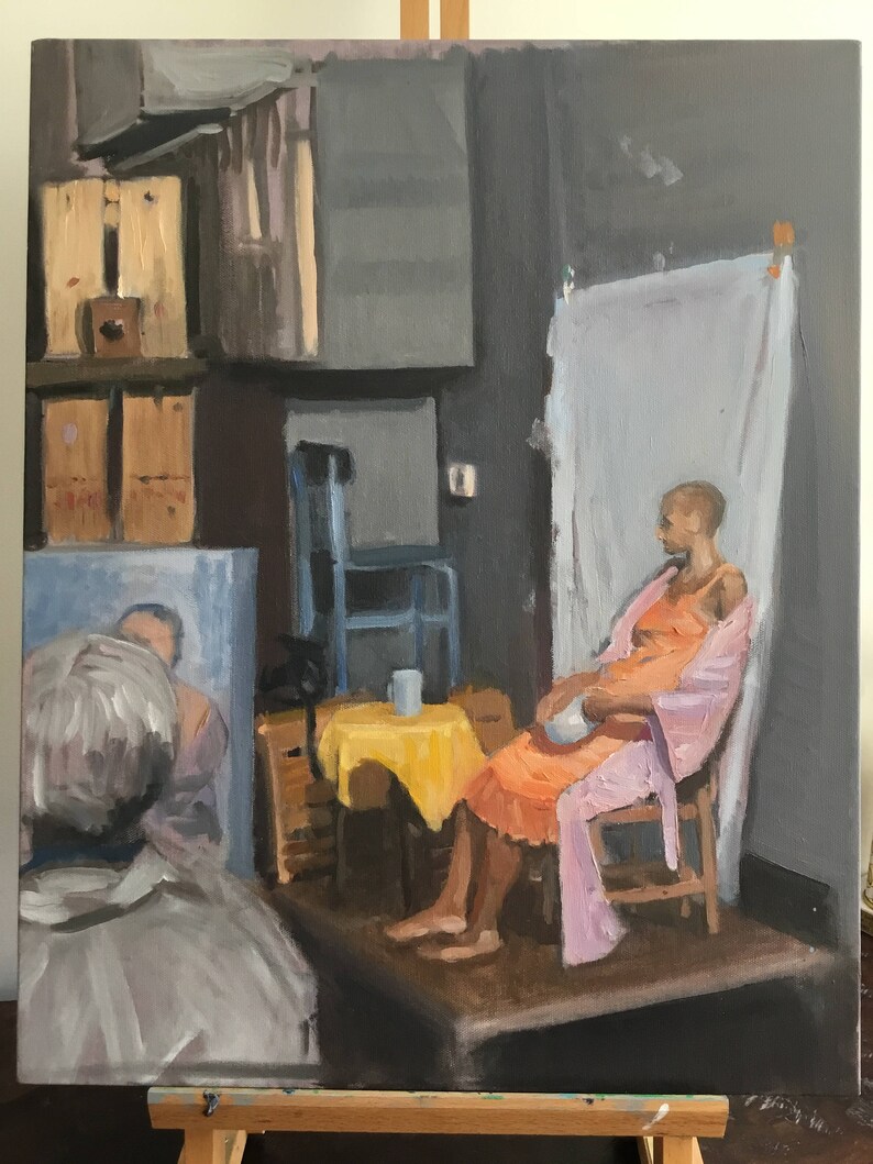 Puede incluir: Una pintura de una persona sentada en una silla con una bata rosa y un vestido naranja. La persona est&aacute; sentada frente a una s&aacute;bana blanca y una mesa con un mantel amarillo. Hay una taza en la mesa. La pintura est&aacute; ambientada en una habitaci&oacute;n con cajas de madera y una silla en el fondo.