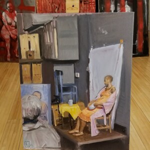 Puede incluir: Una pintura en un caballete que representa a una mujer sentada en una silla con una s&aacute;bana blanca detr&aacute;s de ella. La mujer lleva una bata morada y un vestido amarillo. La pintura est&aacute; ambientada en una habitaci&oacute;n con una silla de madera y una mesa con un mantel amarillo.