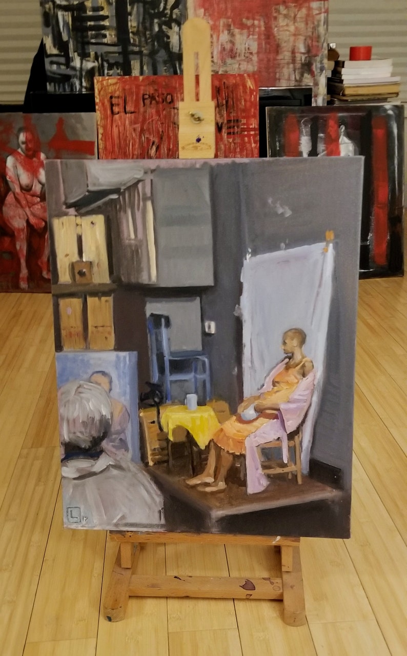 Puede incluir: Una pintura en un caballete que representa a una mujer sentada en una silla con una s&aacute;bana blanca detr&aacute;s de ella. La mujer lleva una bata morada y un vestido amarillo. La pintura est&aacute; ambientada en una habitaci&oacute;n con una silla de madera y una mesa con un mantel amarillo.