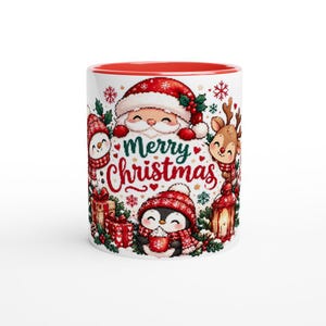 Könnte beinhalten: Ein weißer Keramikbecher mit rotem Innenraum und einer festlichen Illustration von Weihnachtsmann, Rentier, Schneemann und Pinguin. Das Design zeigt zudem rote und grüne Weihnachtselemente, Geschenke, eine Laterne und den Schriftzug Merry Christmas.