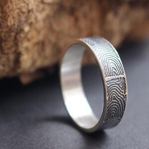 anillo neolítico- LA HUELLA DEL PASADO- anillo de reproducción arqueológica- estela grabada de gavrinis-