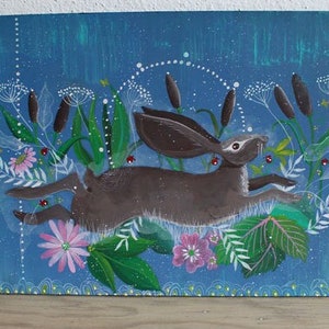 Wildhasenbild auf Blumenwiese, Waldtierkunst, Dämmerungsdekor, zauberhaftes botanisches Poster, braunes Kaninchen