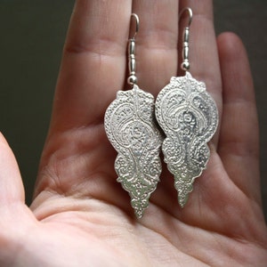 sterling silver oriental earrings Indian earrings paisley earrings etched earrings iranian persian flower earrings ORISSA zdjęcie 1