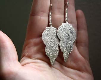 Boucles d'oreilles orientales en argent - boucles d'oreilles Paisley - cachemire - indienne - persane - iranienne - fleurs - gravées, ORISSA