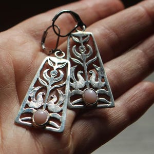 pendientes con forma de pájaro rectangular de plata y ópalo rosa peruano- CANCION DEL AMANECER- aretes largos rectangulos botanicos