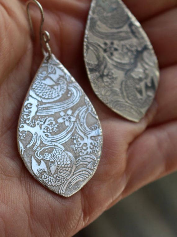 Boucles D'oreilles En Cuir Motif Koi Dans Le Lac – Forme Goutte D'eau, Crochet Argenté – Cadeau Femme