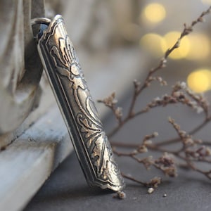 Può includere: Un set di tre tazze in ceramica con finitura maculata e opaca. Le tazze sono in tonalità crema, grigio chiaro e grigio scuro. Ogni tazza ha un design semplice e minimalista, perfetto per caffè o tè.