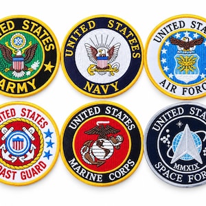 Op de afbeelding: Een set van zes ronde geborduurde patches die de Amerikaanse militaire takken vertegenwoordigen: Army, Navy, Air Force, Coast Guard, Marine Corps en Space Force. Elke patch toont het bijbehorende officiële embleem, kleuren en tekst.