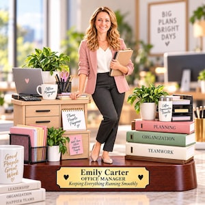 以下が含まれることがあります： Emily Carter Office Manager Keeping Everything Running Smoothlyと書かれたネームプレート付きの木製ベースのデスクオーガナイザーセット。ミニチュアの事務用品、鉢植え、Planning、Organization、Teamworkとラベル付けされた本が含まれています。