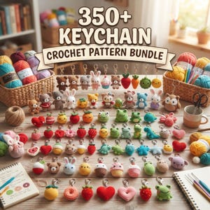 Op de afbeelding: Een verzameling kleine, kleurrijke gehaakte amigurumi-sleutelhangers met dieren, fruit, hartjes en snoepjes. De afbeelding bevat de tekst 350+ KEYCHAIN CROCHET PATTERN BUNDLE, met bollen wol in manden en diverse knutselbenodigdheden.