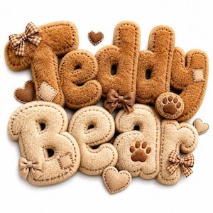 Op de afbeelding: Pluche stoffen letters die Teddy Bear spellen in bruine en beige tinten. De letters hebben gestikte randen, kleine stoffen strikjes, hartvormige accenten, pootafdrukken en kleine vierkante lapjes. De textuur is zacht en pluizig.