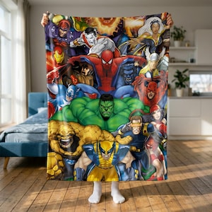 Op de afbeelding: Een rechthoekige fleece deken met een levendige, veelkleurige collage van diverse Marvel stripboek superhelden, waaronder Spider-Man, Hulk, Wolverine, Iron Man, Captain America, Thor en The Thing, gerangschikt in een dichte, overlappende compositie.