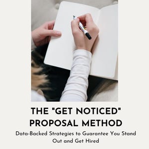 Op de afbeelding: Een wit notitieboek met een zwart-witte marker vastgehouden door een hand, met de tekst: THE "GET NOTICED" PROPOSAL METHOD, Data-Backed Strategies to Guarantee You Stand Out and Get Hired, en Desk Free Life met een klein harticoontje.