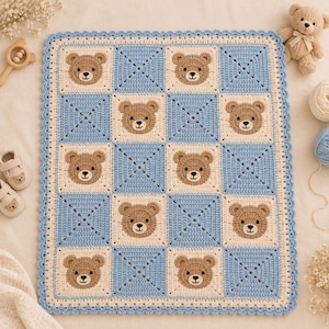 Puede incluir: Una manta de bebé rectangular tejida a ganchillo con un patrón repetitivo de cuadrados azul claro y color crema con caras de osito de peluche marrones bordadas. La manta tiene un borde festoneado azul claro y una textura de hilo.