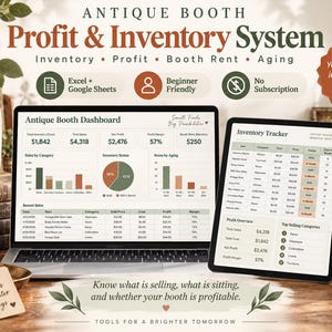 Puede incluir: Un sistema digital de ganancias e inventario para puestos de antigüedades mostrado en una computadora portátil y una tableta. El panel muestra gráficos, datos de ventas y seguimiento de inventario. El texto incluye Antique Booth Profit & Inventory System, Excel + Google Sheets y Beginner Friendly. La interfaz presenta tablas, un gráfico circular y gráficos de barras para rastrear el rendimiento del puesto.