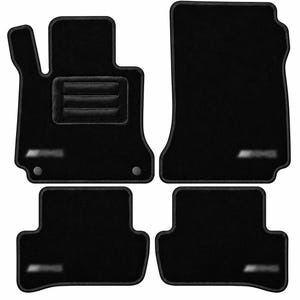 Peut inclure: Un ensemble de quatre tapis de sol noirs pour voiture avec un passepoil sombre. Le tapis conducteur comporte un repose-talon rectangulaire à trois rainures horizontales et deux œillets de fixation. Chaque tapis porte un logo flou.