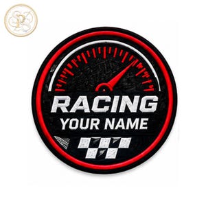 Puede incluir: Un parche bordado circular con fondo negro y borde rojo. El diseño incluye un velocímetro rojo en la parte superior, el texto blanco RACING YOUR NAME en el centro y un patrón de bandera a cuadros en blanco y negro en la parte inferior.