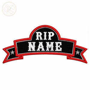 Könnte beinhalten: Ein gestickter Aufnäher mit einem schwarzen Banner und rotem Rand. Der Text RIP NAME ist in Weiß mit einer dekorativen Schriftart gestickt. Das Banner hat eine geschwungene Oberseite und spitze Enden, die jeweils mit einem weißen Stern verziert sind.