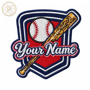 Puede incluir: Un parche bordado personalizado con un escudo rojo de borde azul marino, una pelota de béisbol blanca con costuras rojas y un bate de béisbol de madera amarilla. El texto "Your Name" está bordado en blanco en el centro.