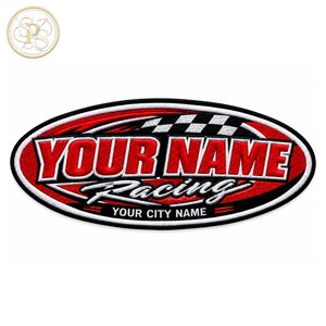 Può includere: Una toppa ricamata di forma ovale con sfondo rosso e bordo nero. Il testo YOUR NAME è in grassetto bianco con contorni rossi, seguito dalla parola Racing in corsivo bianco e dalla scritta YOUR CITY NAME in bianco.