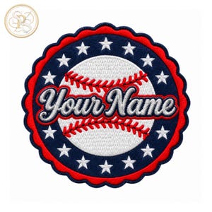 Peut inclure: Un écusson brodé circulaire représentant une balle de baseball blanche avec des coutures rouges au centre. Le fond est bleu foncé avec une bordure rouge festonnée et douze étoiles blanches disposées en cercle. Le texte Your Name est en blanc.